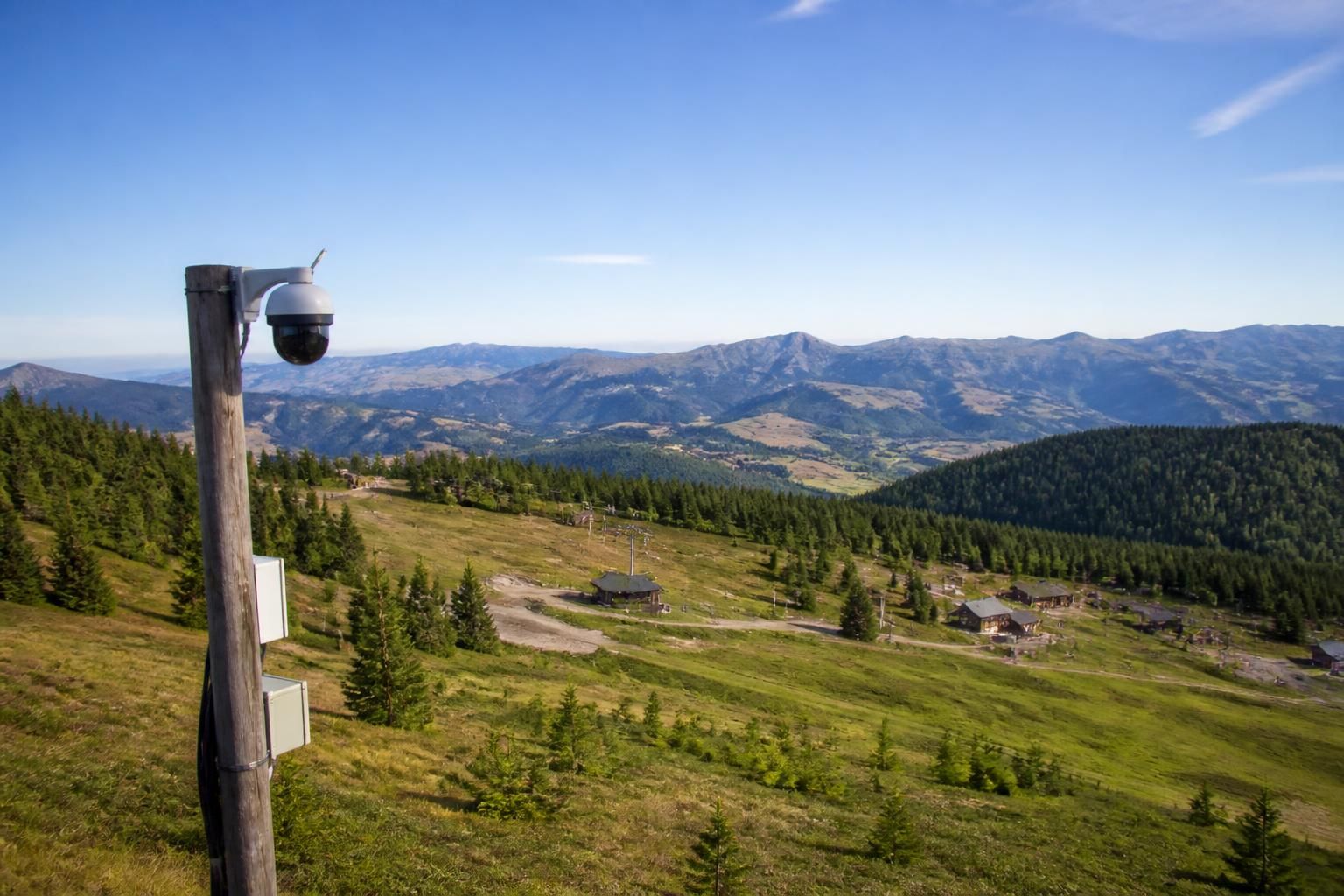 découvrez la webcam la quillane et profitez d'une vue en temps réel des panoramas exceptionnels. observez la beauté naturelle et les paysages à couper le souffle directement depuis chez vous.