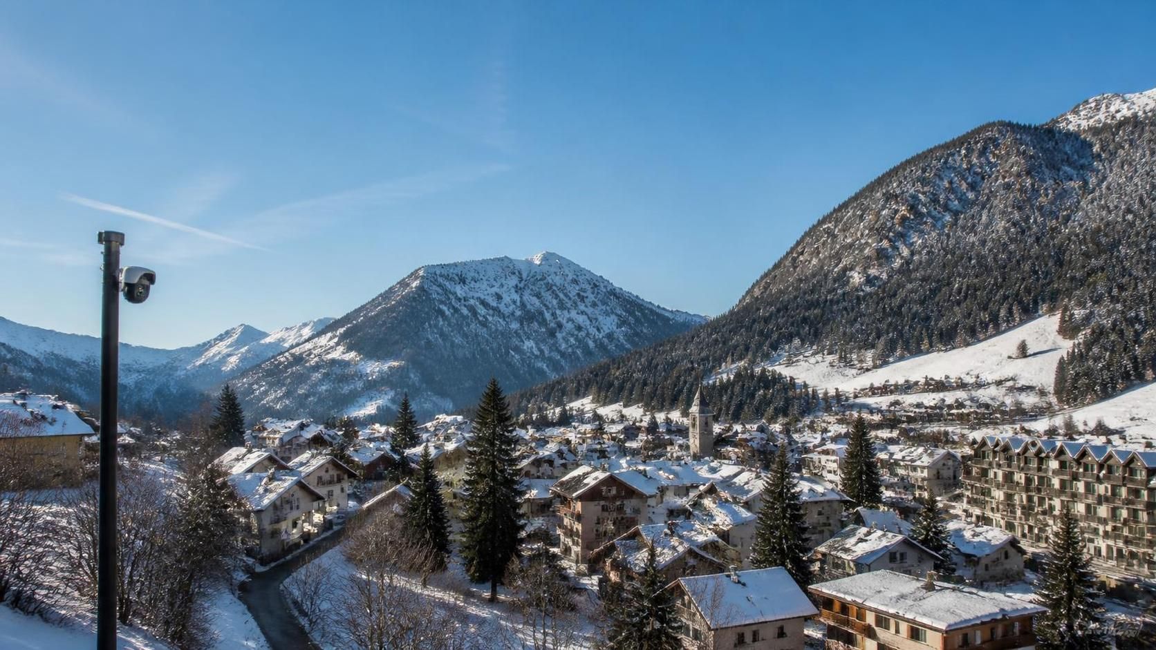 découvrez les webcams en direct de saint pierre de chartreuse pour observer en temps réel ce magnifique paysage montagnard. suivez les conditions météo et profitez de vues imprenables toute l'année.