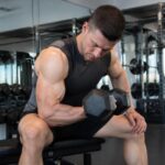 découvrez des techniques d'entraînement adaptées pour maximiser le développement des biceps courts et améliorer votre efficacité en musculation.