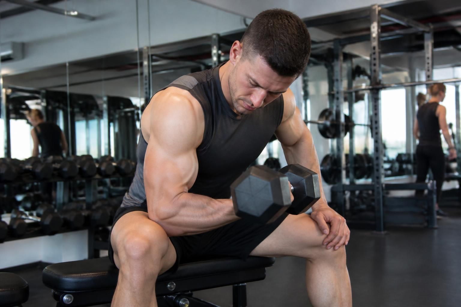 découvrez des techniques d'entraînement adaptées pour maximiser le développement des biceps courts et améliorer votre efficacité en musculation.