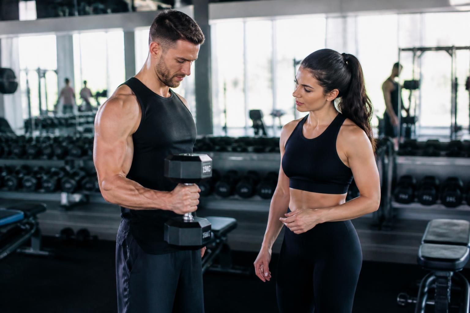 découvrez tout sur le curl marteau : apprenez la technique correcte et ses bienfaits pour renforcer vos bras et améliorer votre silhouette.